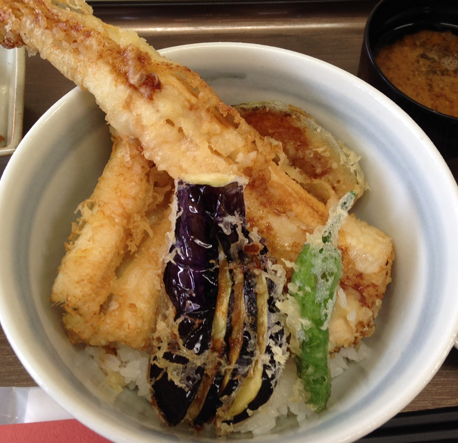 女川駅近からアクセス良好。大型バスで来ても大人数で楽しめるアナゴ天丼