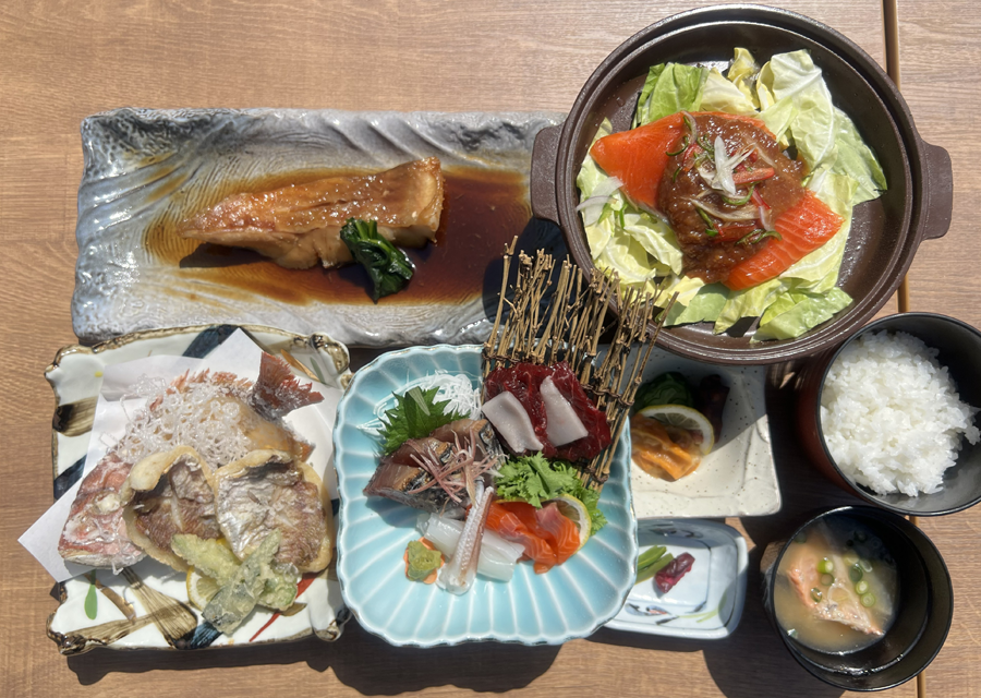 女川の食材をふんだんに使ったお寿司、刺身、煮物など豪華な宴会膳